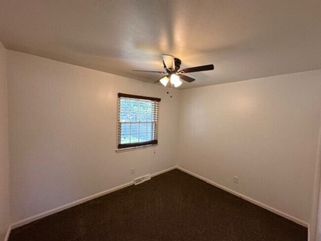 Building Photo - *HOLIDAY SPECIAL-1/2 OFF 1st Mo!* 3 BR House in Beaumont! Finished Basement, Garage