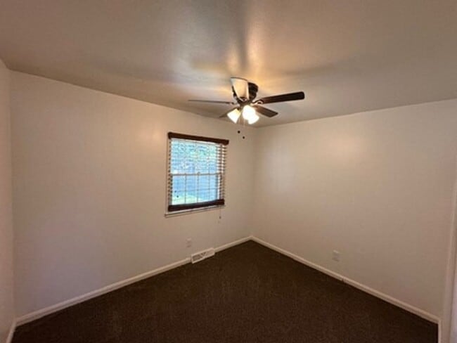 Building Photo - *November Special-1/2 OFF 1st Mo!* 3 BR Ho...