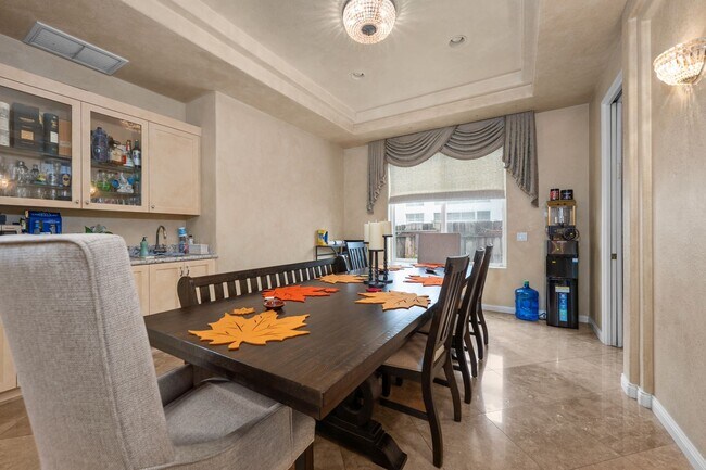 Building Photo - Expansive estate style home - 5 minute drive to SDSU!