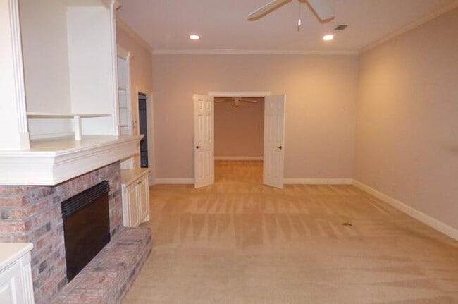 Building Photo - 636 St James Pl