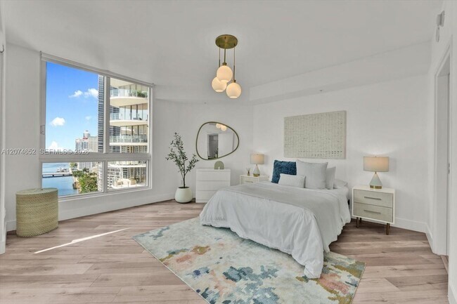 Building Photo - 300 S Biscayne Blvd