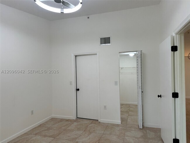 Building Photo - 302 N Palm Ave