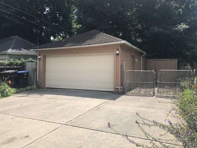 Building Photo - Move in Ready 4 Bedroom 2.5 Bath