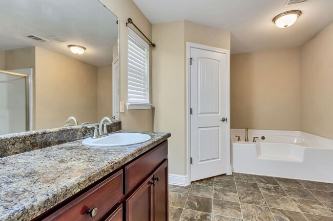 Building Photo - 4 Bedroom in Gulf Breeze!!