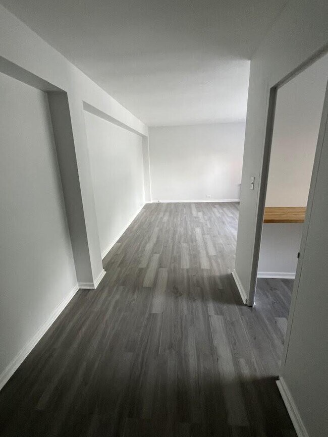 Building Photo - 1 bedroom in Chicago IL 60626