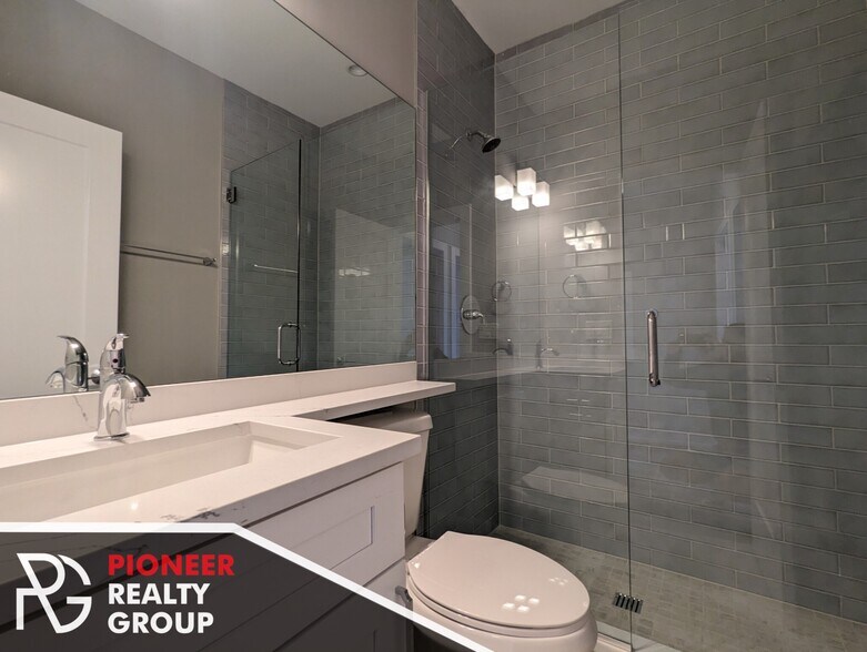 Building Photo - 3943 N Janssen Ave