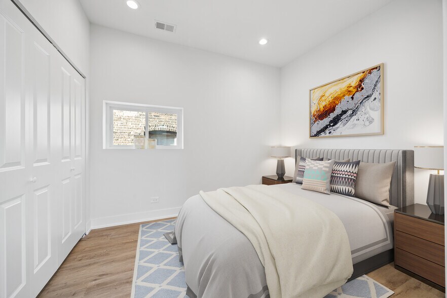 Building Photo - 2741 W Belmont Ave