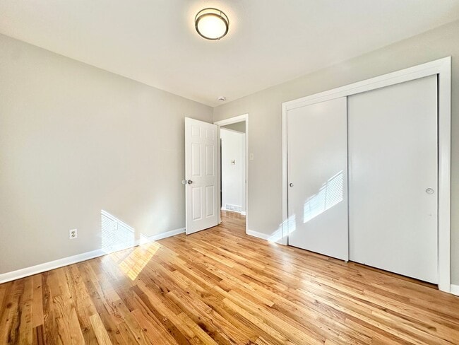 Building Photo - Modern and Spacious Duplex Style Home with...