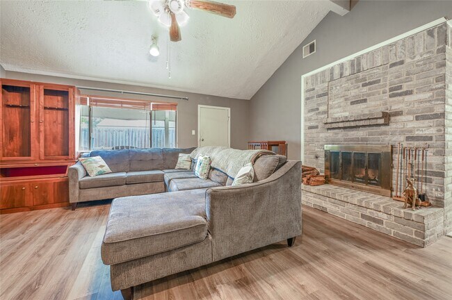 Building Photo - 2630 Hollymist Dr