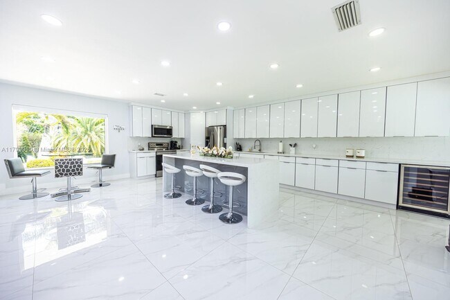 Building Photo - 7345 N Oakmont Dr