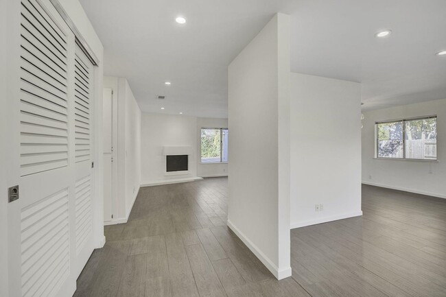 Building Photo - 312 N Alamo Dr