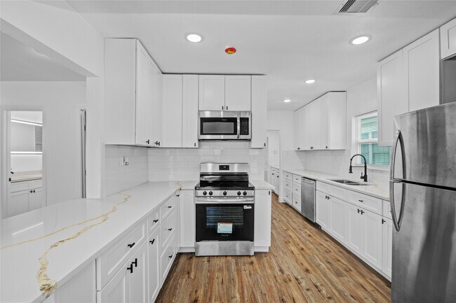 Building Photo - 1203 W 6th St