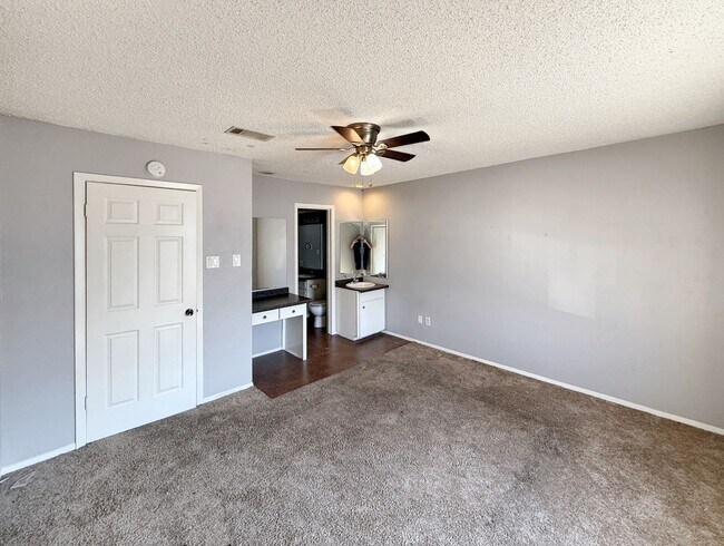 Building Photo - Charming 2-Bedroom Brick Home with Spaciou...