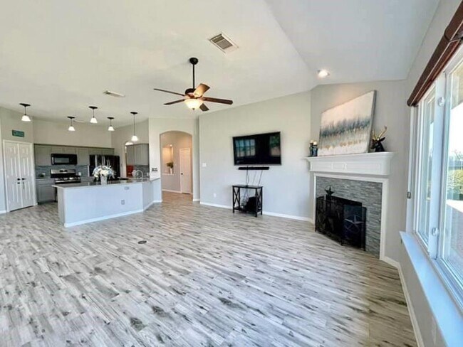 Building Photo - 2526 Lake Dale Ln