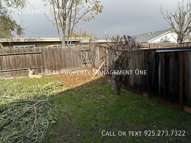 Building Photo - 7361 Glenoaks Way