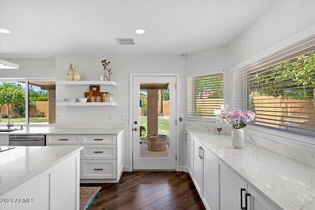 Building Photo - 10628 E Cinnabar Ave