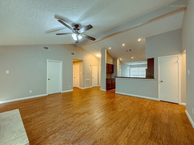 Building Photo - 530 Belwin Dr