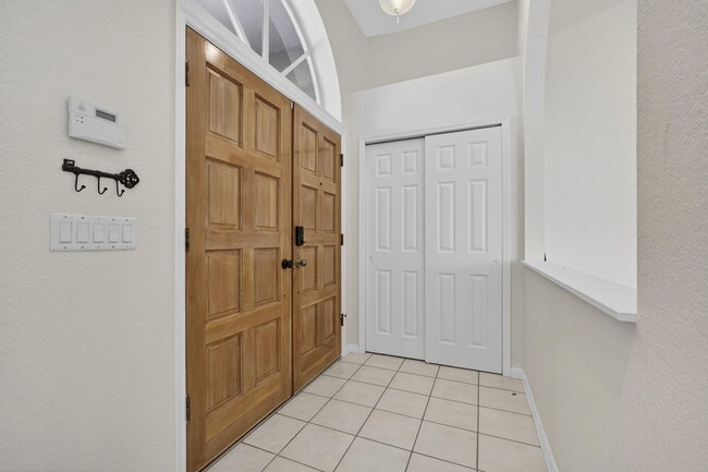 Building Photo - 12865 Meadowbend Dr