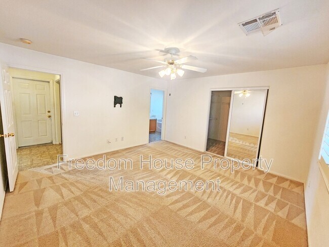 Building Photo - 380 Round Up Ct