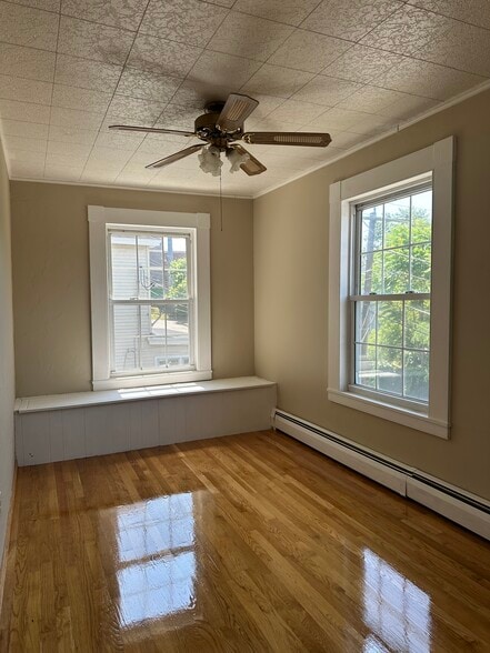 Third bedroom, ideal for guests or office - 7 Buxton Ct