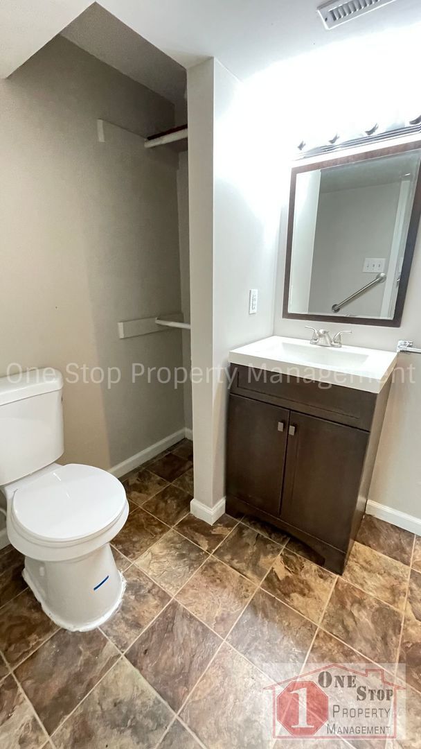 Building Photo - Beautiful 3 Bedroom / 2 Bathroom Duplex in...