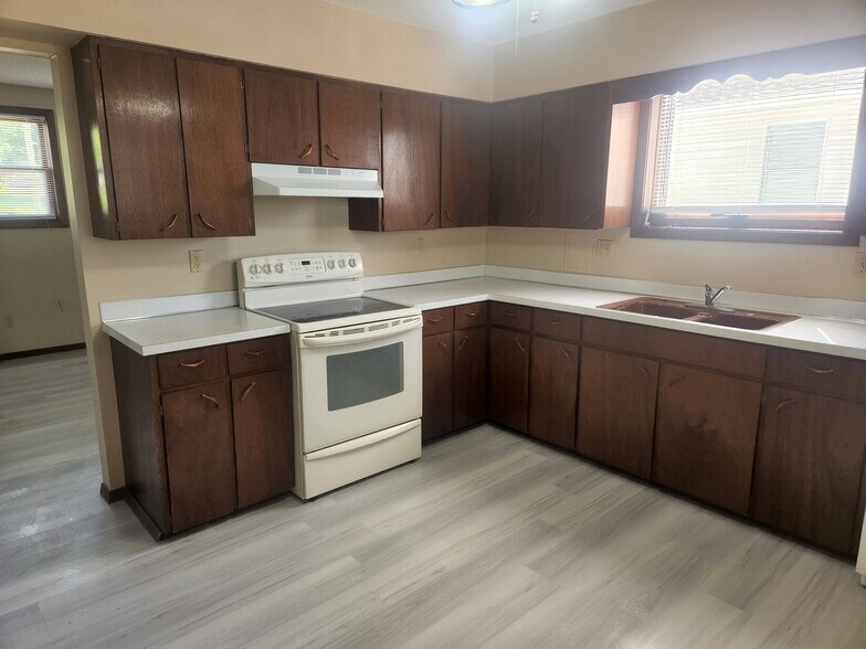Kitchen - 182 8th Ave