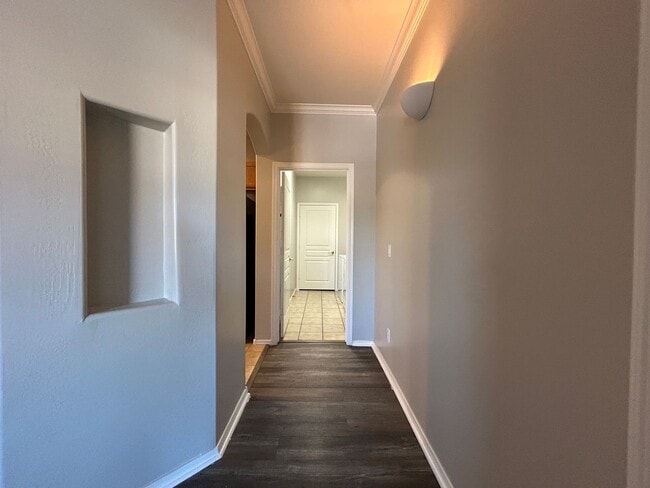 Building Photo - 955 E Knox Rd