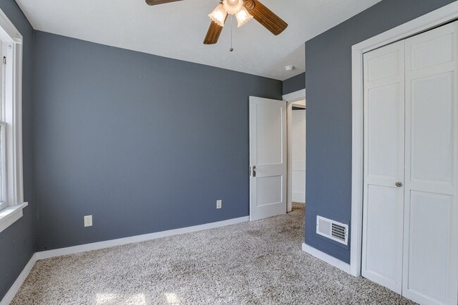 Building Photo - 6 Month Lease! 3Bed 2Bath with 3 Stall Garage!
