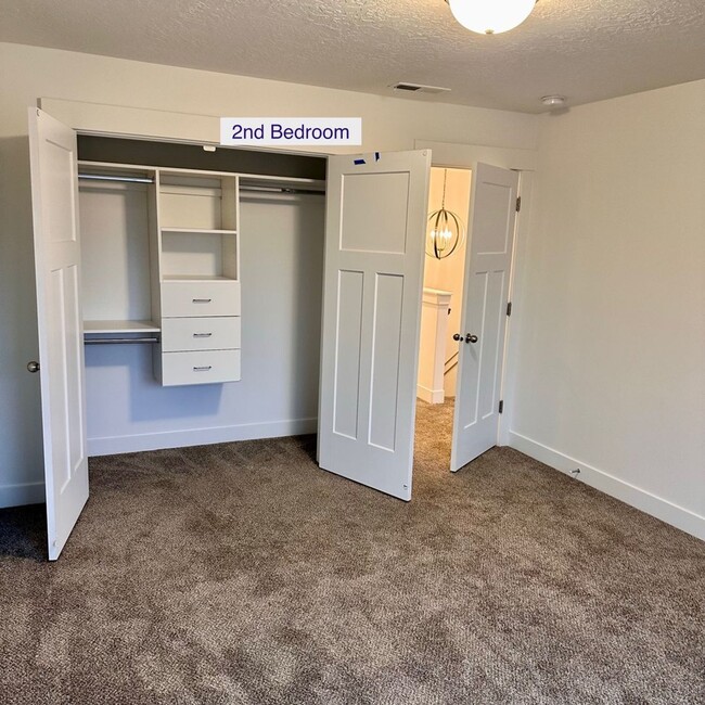 Building Photo - Beautiful townhome walking distance to eve...