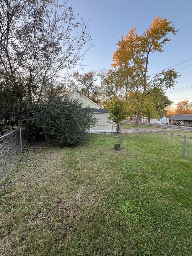 Building Photo - 1 Bedroom/ 1 Bathroom Duplex plus office, ...