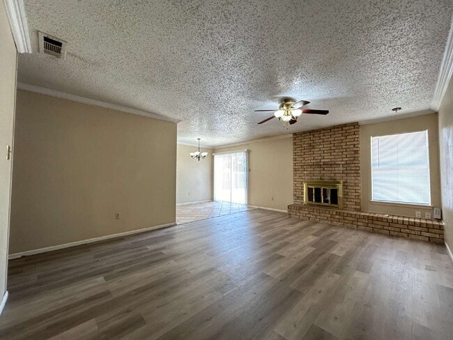 Building Photo - House Located Near Take-Out & Movie Theate...