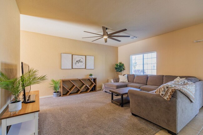 Building Photo - 3 Bed 2 Bath Fully Furnished Home - Pet Fr...