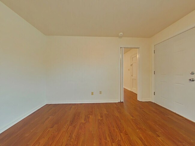 Building Photo - 1 Bedroom Apartment ~ Close to Campus ~ Cat Friendly
