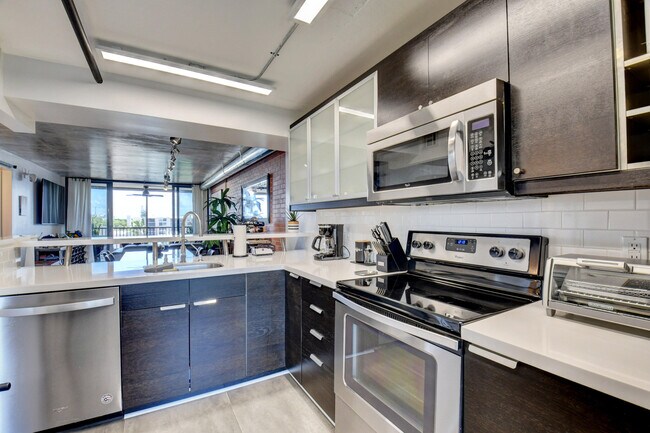 Building Photo - 17 Royal Palm Way