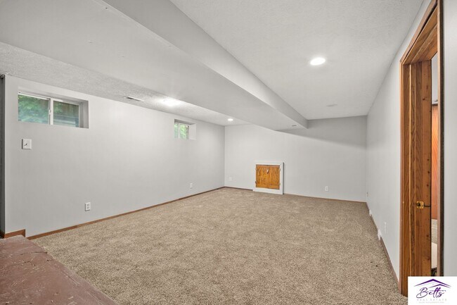 Building Photo - RENTAL PENDING