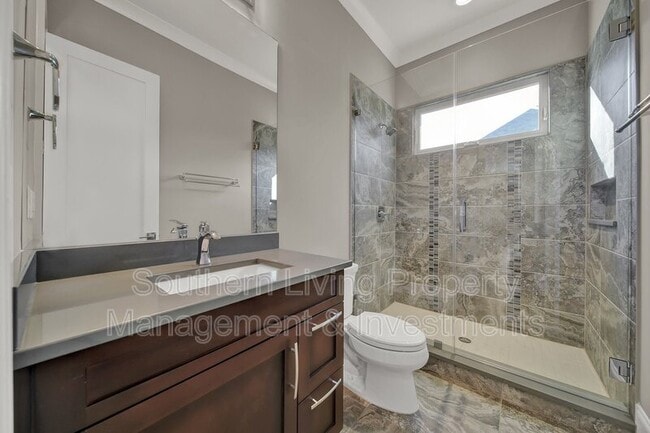 Building Photo - 2011 Sharon Ave