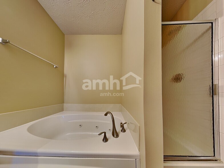 Building Photo - 12711 Buck Run Dr