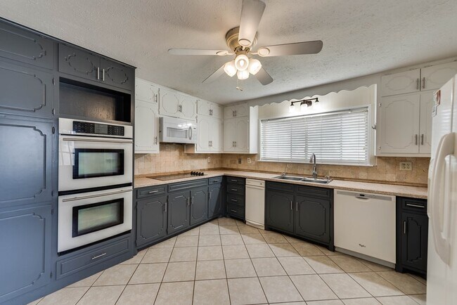Building Photo - 6209 Glenhaven Dr