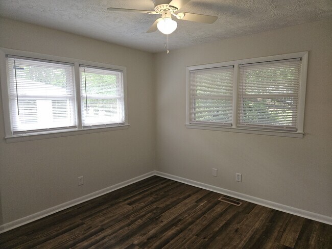 Building Photo - 853 Shannon Dr