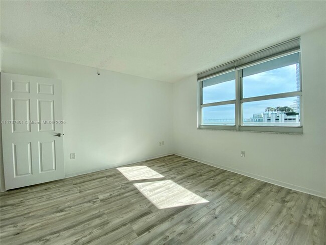 Building Photo - 1155 Brickell Bay Dr