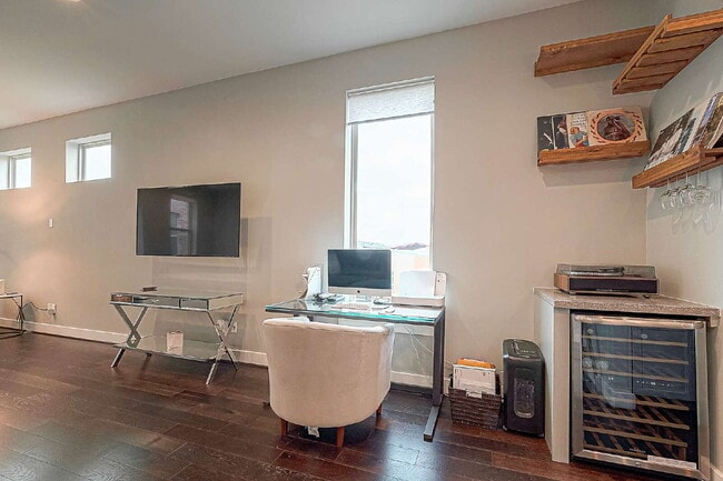 Building Photo - Modern home with 3 bedrooms, 3.5 bathrooms...