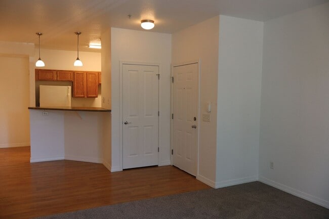 Building Photo - Get Settled with a $500 Move-In Bonus – St...