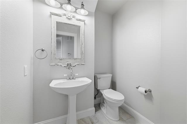 Building Photo - 715 Lakeway Dr