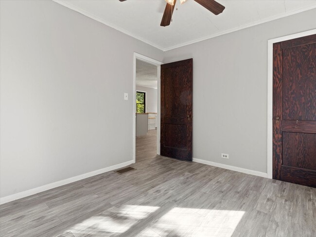 Building Photo - Adorable Lake Como Home Now Available!