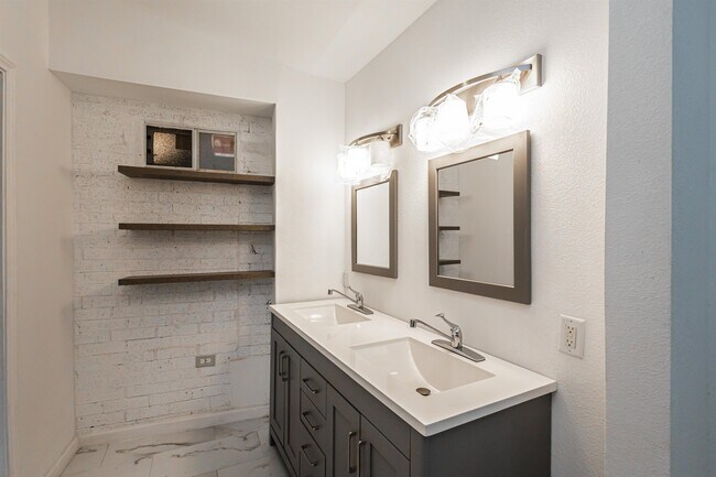 Building Photo - 1420 Corpus Christi St