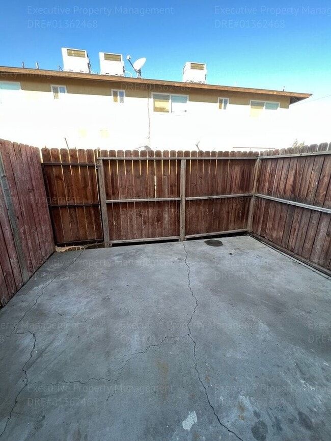 Building Photo - 2 bedroom, 1.5 bathroom townhouse.