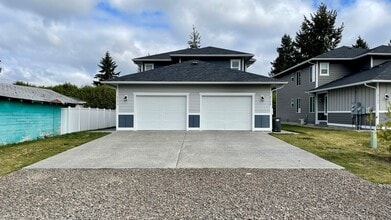 Building Photo - Beautiful 3 Bedroom Duplex with Garage!