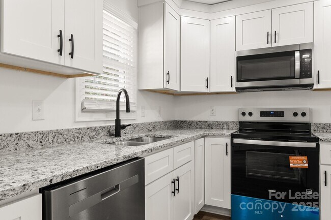 Building Photo - 815 Sharon Dr