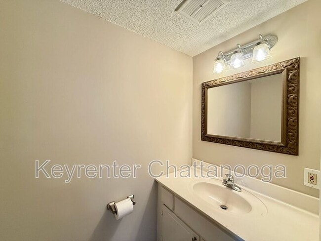 Building Photo - 918 S Crest Rd