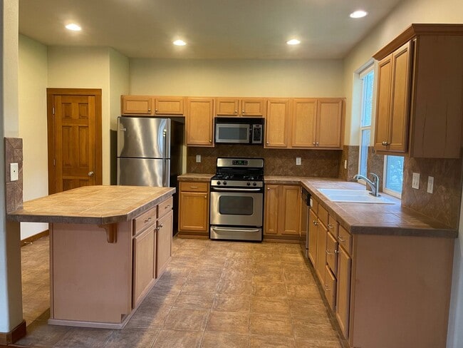 Building Photo - Lovely Corner Lot with Open Floor Plan, High Ceilings, Gourmet Kitchen.